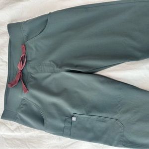 ✨ FIGS Kade bonsai petite scrub pants, size small, like new ✨